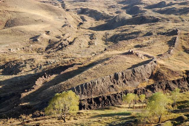 The long, hull-shaped Durupınar formation on a hillside in eastern Türkiye
