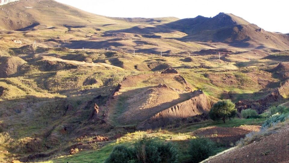 The boat-shaped Durupınar formation seen from the hillside above it